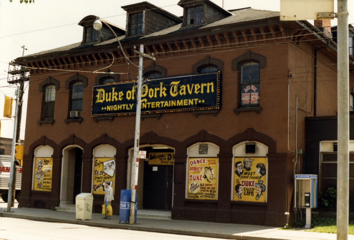 Duke of York Hotel Tavern e Leslie &amp; Queen St. E 1986 TPL