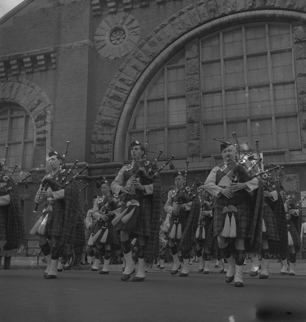 48th-highlanders-group-of-service-men-marching-1939-1951-narch-pipers