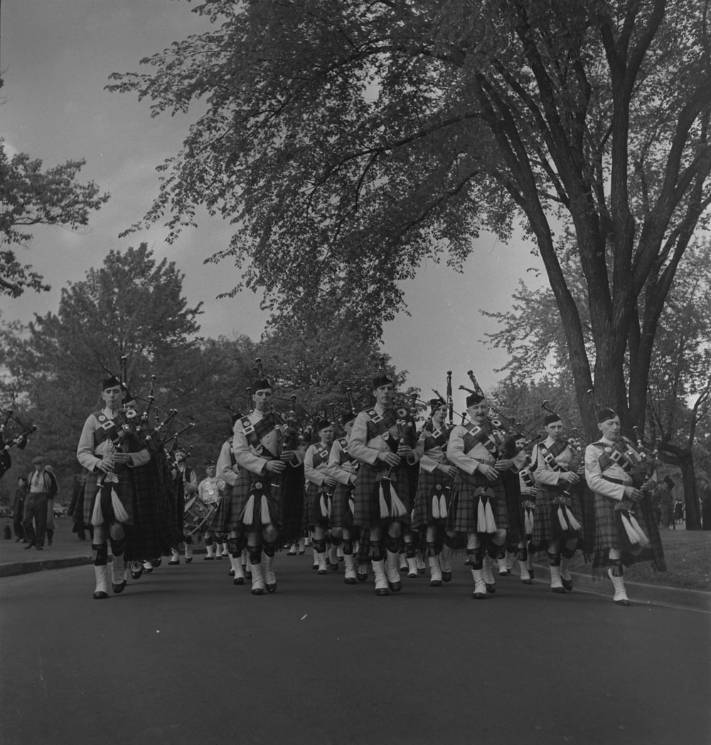 48th-highlanders-group-of-unidentified-bag-pipers-1939-1951-narch