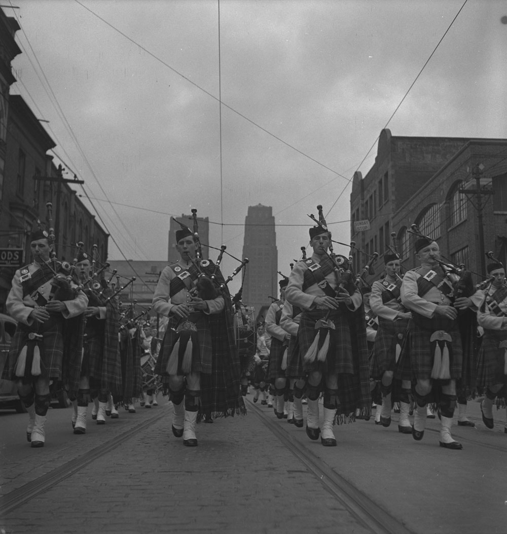 48th-highlanders-pipers-toronto2-1939-1951-narch