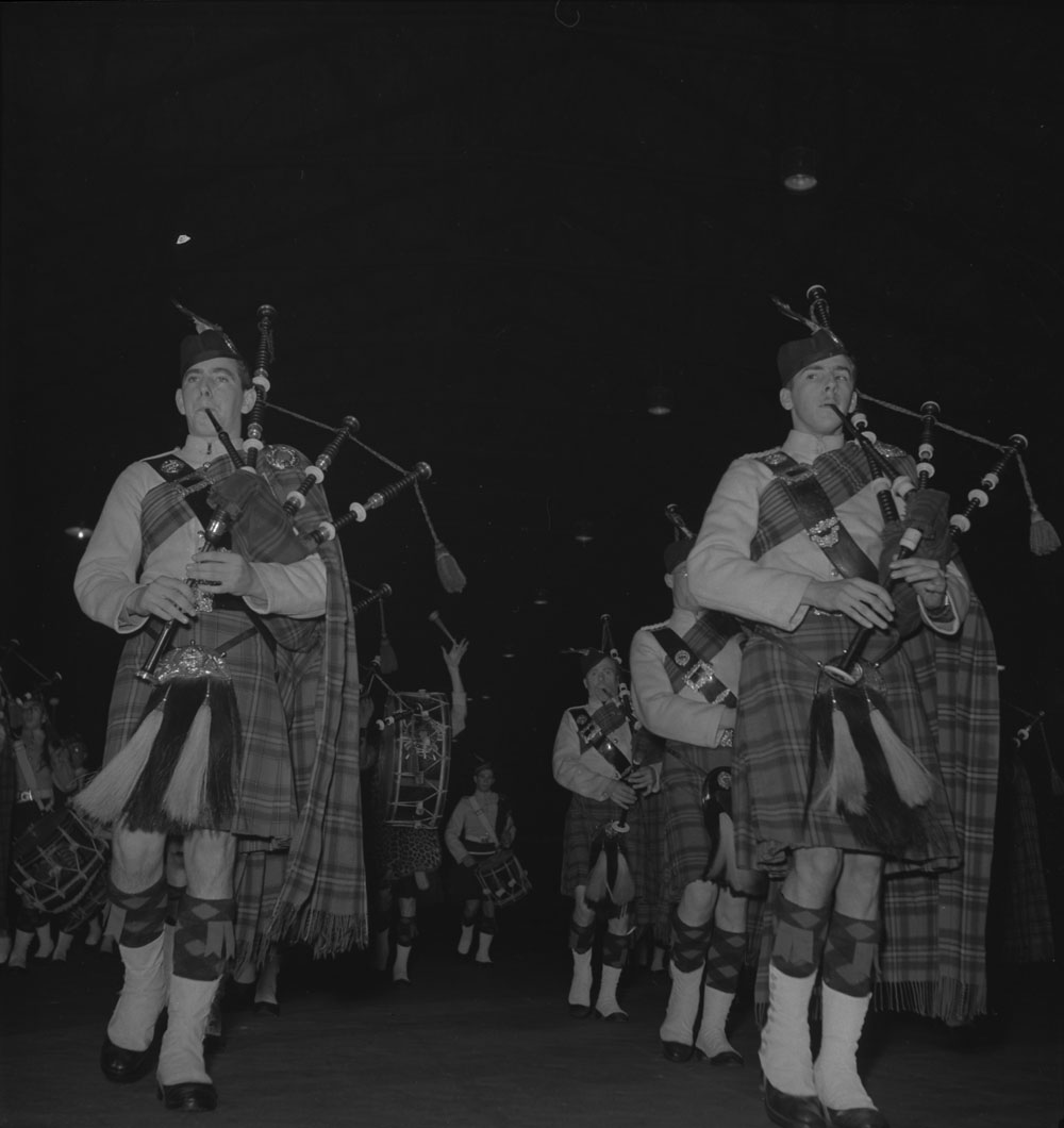 48th-highlanders-unidentified-bagpipers-1939-1951-narch