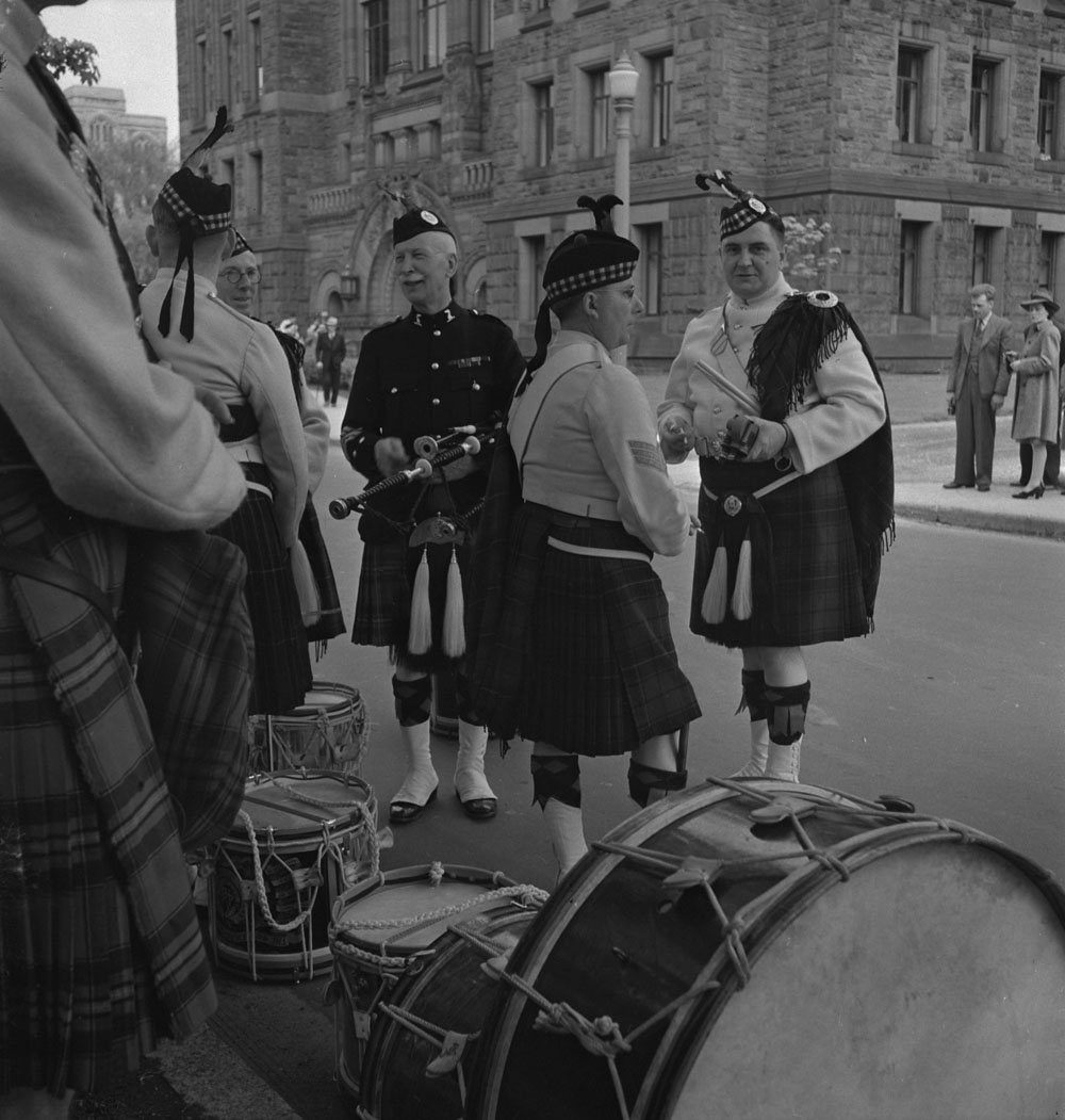 48th-highlanders-unidentified-band-members-taking-a-break-1939-1951-narch