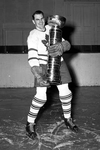 syl-apps-with-stanley-cup-1947