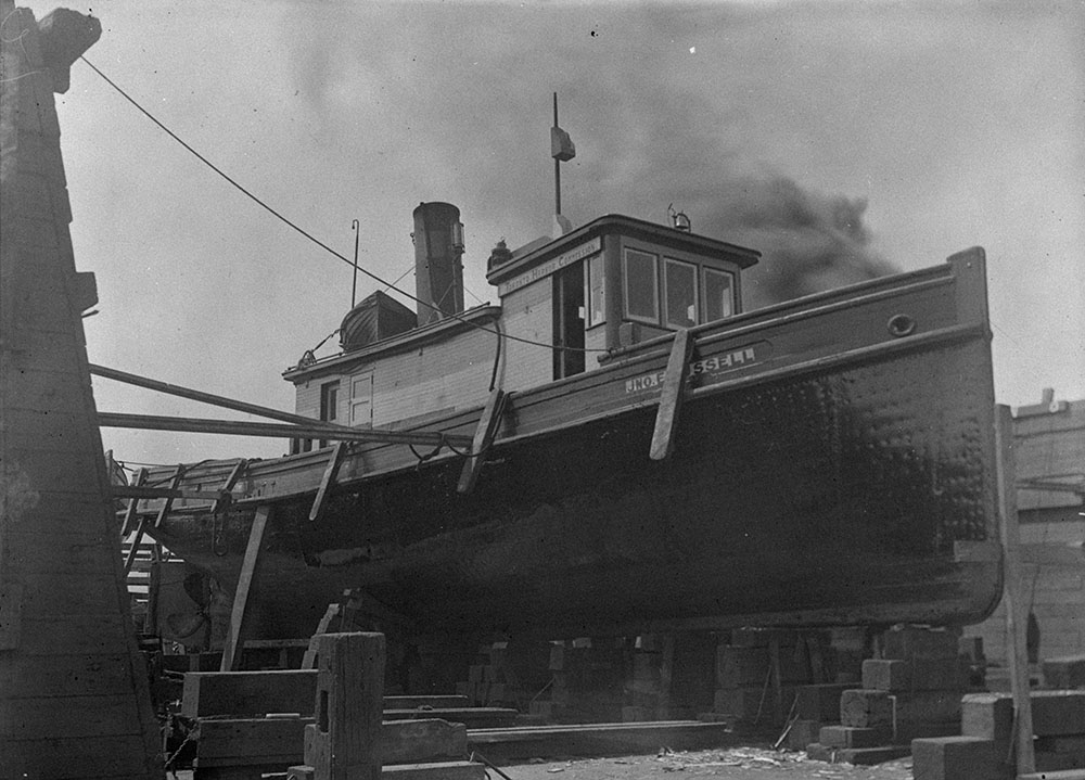 Toronto Harbour Commission Tug Jno. E. Russell in drydock for repairs etc. Toronto, Ont. May 21, 1916 2 Library and Archives Canada